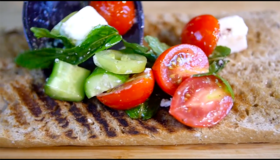 Ekmek Üstü Ezine Peynirli Çoban Salata Tarifi