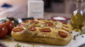 Kekik ve Çeri Domatesli Focaccia