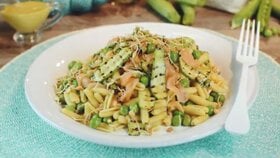 Somon Füme ve Izgara Körpe Kabaklı Makarna Salatası