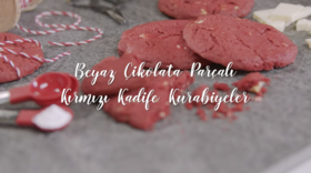 Beyaz Çikolata Parçalı Kırmızı Kadife Kurabiyeler