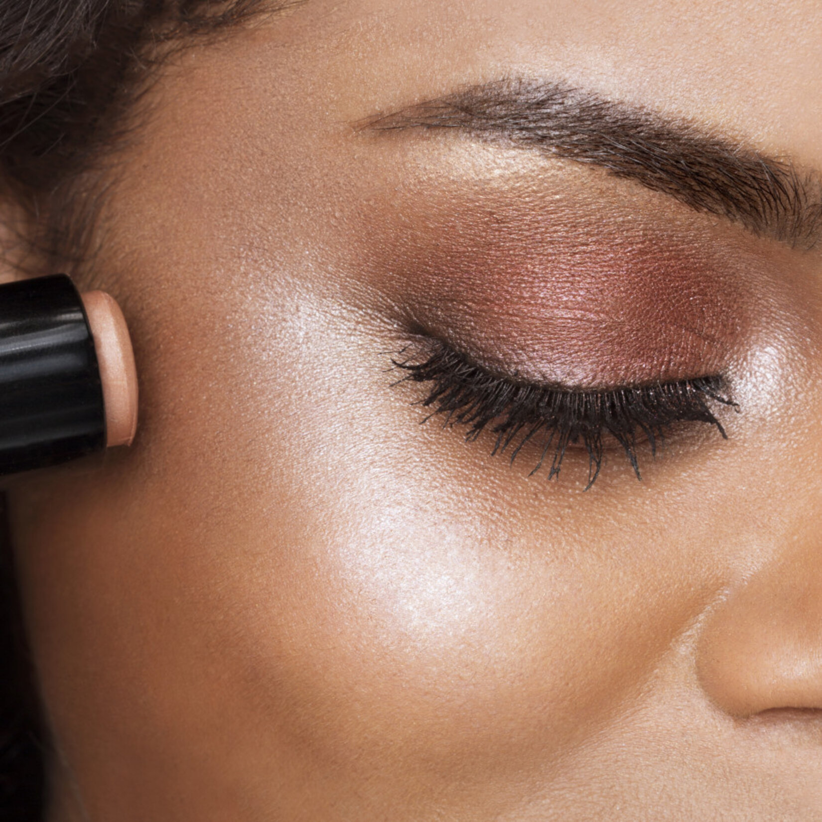 Maybelline New York Master Strobing Stick Aydınlatıcı 100 Light / Iridescent - Açık Ton - Görsel 4