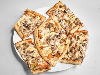 Kekikli & Mantarlı Kuşbaşılı Kaşarlı Pide (Açık) görseli