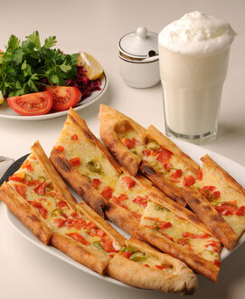Peynirli Sebzeli Pide görseli