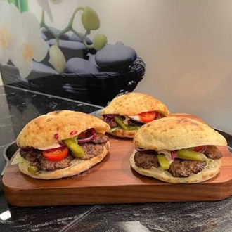 Tombik Ekmek Arası Izgara Köfte görseli