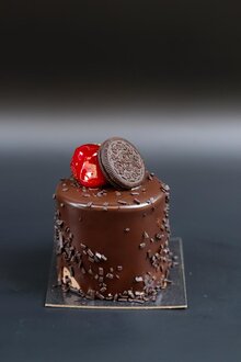 Çilekli Çikolatalı Pasta (Adet) görseli