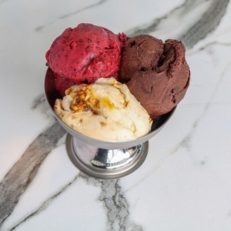 Beyaz Çikolata Parçalı & Siyah Çikolatalı Dondurma (500 gr.) görseli