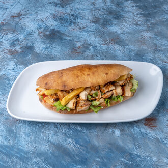 Pide Ekmeğine Tavuk Döner görseli