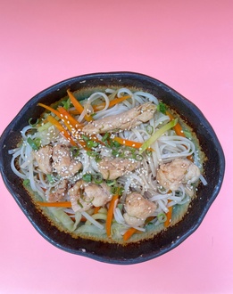 Tavuklu Pirinç Eriştesi / Chicken Rice Noodle görseli