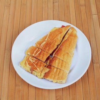 3/4 Ekmek Arası Sucuklu Kaşarlı Tost görseli