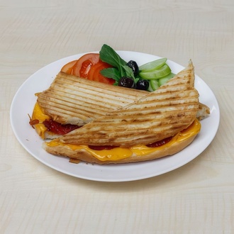 Ayvalık Ekmeğine Cheddarlı Sucuklu Tost görseli