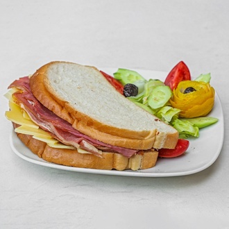 Ayvalık Ekmeğine Dana Füme Etli Eski Kaşarlı Tost görseli