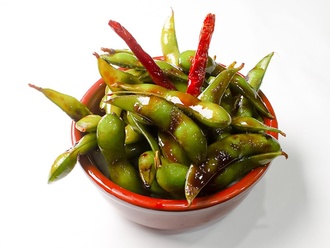 Acı Soslu Sarımsaklı Edamame / Hot Sauce & Garlic Edamame görseli