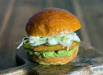 Schnitzel Guacamole Burger görseli