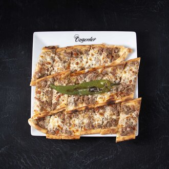 Kuşbaşılı Mantarlı Pide görseli