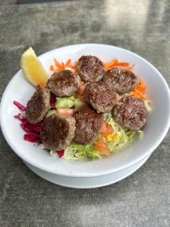 Izgara Köfte Salata görseli