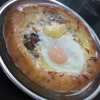 Kavurmalı Kaşarlı Rize Pidesi (Yuvarlak) görseli