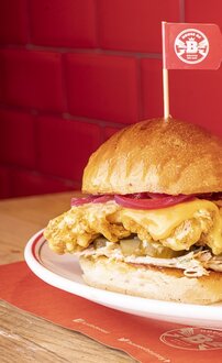 Honey Mustard Chicken Burger görseli