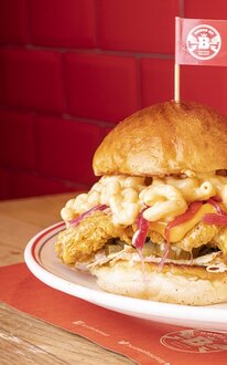 Mac & Cheese Chicken Burger görseli