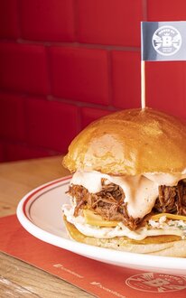 Hot Pulled Beef Burger görseli