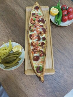Kaşarlı Sucuklı Domatesli Biberli Pide (Açık) görseli