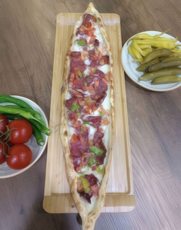 Suda Mozzarellalı Pastırmalı Pide (Açık) görseli