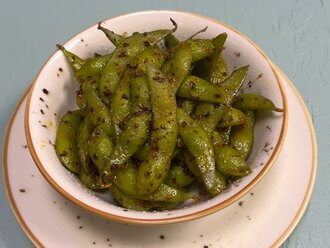 Acılı Sarımsaklı Edamame görseli