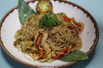 Tavuklu Pad Thai görseli