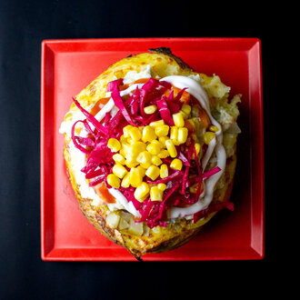 Kaşarlı Rus Salatalı Kumpir görseli