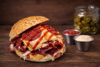 Sriracha Soslu İzmir Kumru Sandviç görseli