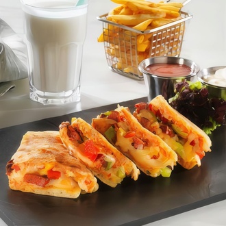 Fırında Sucuklu Bazlama Tost görseli