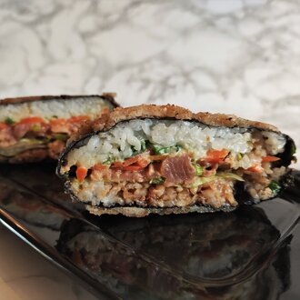Somon Tempura Onigirazu görseli