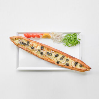Zeytinli Mantarlı Kaşarlı Pide görseli