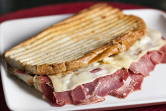 Ayvalık Ekmeğine Dilli Kaşarlı Tost görseli