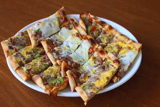 Kuşbaşılı Kaşarlı Yumurtalı Pide görseli