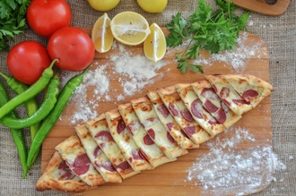 Sucuklu Kaşarlı Açık Pide görseli