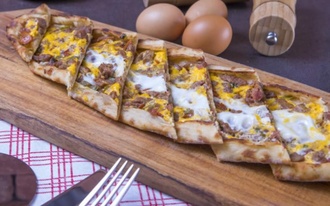Kuşbaşılı Yumurtalı Pide görseli
