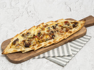 Sucuklu Kaşarlı Yumurtalı Mantarlı Pide görseli