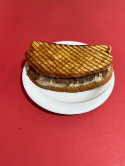 Ayvalık Ekmeğine Kavurma Kaşarlı Tost görseli