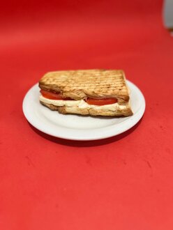 Beyaz Peynirli Domatesli Tost görseli
