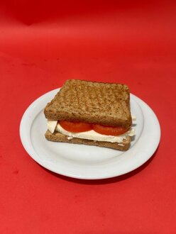 Beyaz Peynirli Domatesli Kepekli Tost görseli