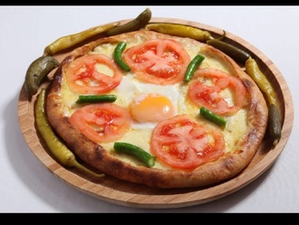 Kaşarlı Domatesli Biberli Yuvarlak Pide görseli