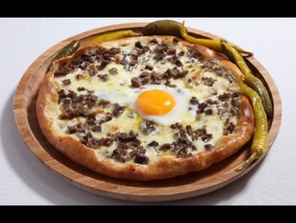 Soslu Kaşarlı Kavurmalı Yuvarlak Pide görseli