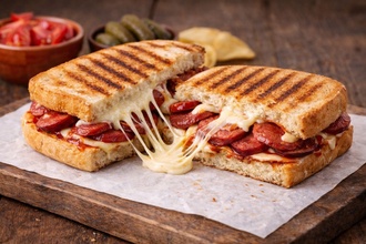 Ayvalık Ekmeğine Kaşarlı Sucuklu Tost görseli