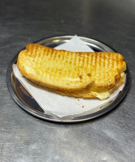 Ayvalık Ekmeğine  Çift Kaşarlı Tost görseli