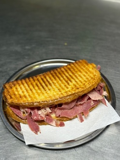Ayvalık Ekmeğine Dilli Kaşarlı Tost görseli