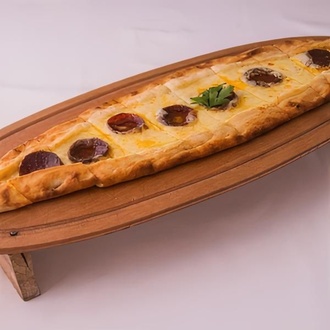 Kaşarlı Sucuklu Pide görseli