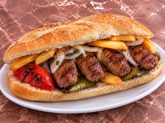 Ekmek Arası Karaağaç Köfte görseli