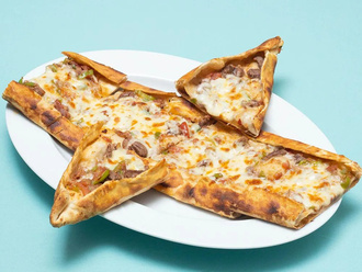 Kuşbaşılı Kaşarlı Pide görseli