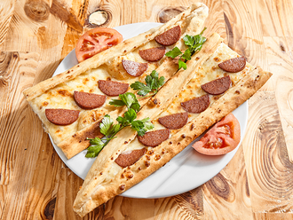 Kaşarlı Sucuklu Pide görseli