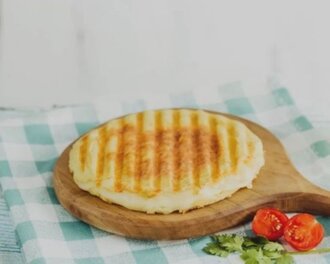 Bazlama Ekmeğine Bol Kaşarlı Tost görseli